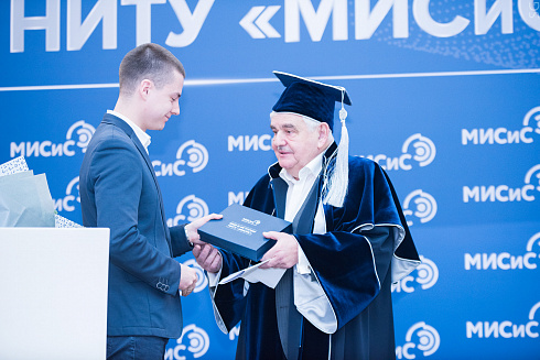 Леониду Вайсбергу вручили мантию и диплом Почетного профессора НИТУ «МИСиС»