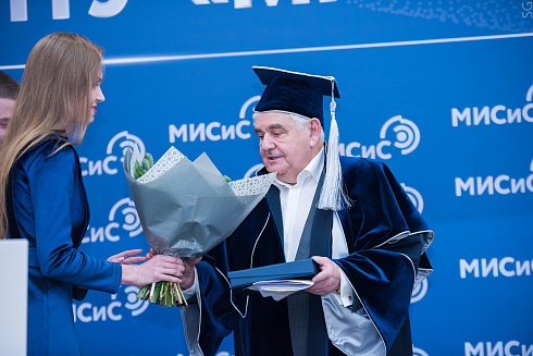 Леониду Вайсбергу вручили мантию и диплом Почетного профессора НИТУ «МИСиС»